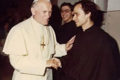El padre Prevost, con hábito agustino, saluda a Juan Pablo II en los años 80.