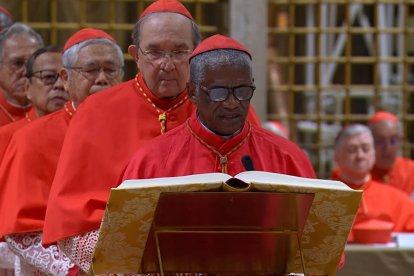 El cardenal Desiré Tsarahazana, en el momento de prestar juramento antes del cónclave.