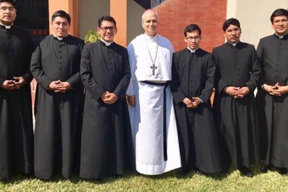 El obispo Prevost, con seminaristas de la diócesis de Chiclayo.