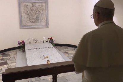León, ante la tumba de Benedicto XVI.