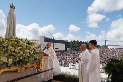José Ornelas, presidente de los obispos de Portugal, ante otros 25 obispos consagra el Pontificado de León XIV a la Virgen de Fátima