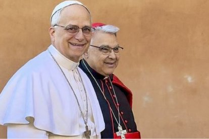 El cardenal Semeraro, de Causa de los Santos, junto a León XIV en los días iniciales de su pontificado