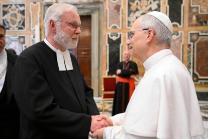 El Papa recibe el saludo de uno de los responsables de la comunidad lasaliana.
