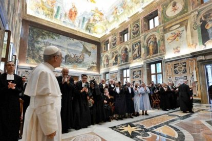 Los hermanos de La Salle, con su tradicional 'babero', aplauden al Papa en la Sala Clementina.