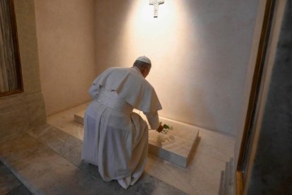 León XIV deposita una rosa blanca, de significación teresiana, sobre la tumba de Francisco.