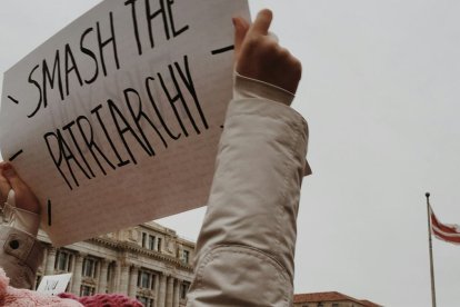 Pancarta 'Aplasta el patriarcado' en una manifestación feminista.