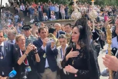 Diana Navarro, con mantilla negra, canta al Cristo de la Expiración, junto al Coliseo en el Jubileo de las Hermandades y Cofradías