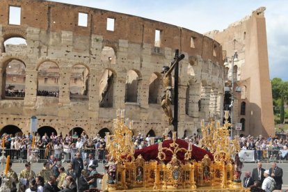 El Cristo de la Expiración de Sevilla, llamado El Cachorro, en la procesión del Jubileo de Cofradías, ante el Coliseo en Roma