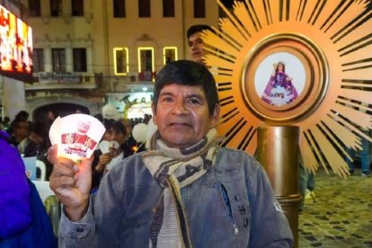 Un devoto del Milagro Eucarístico de Eten con una imagen de León XIV, que puede darle reconocimiento oficial