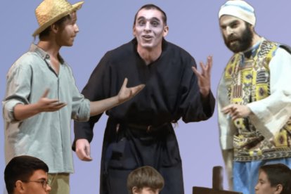 En la representación participan los alumnos de la Escolanía y algunos monjes de la abadía.