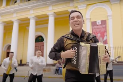 Donnie Yaipén canta con humor y alegría La Cumbia del Papa, con los elementos peruanos que Robert Prevost amó como misionero