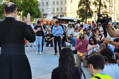 Bendición en el Rosario por la Juventud de España.