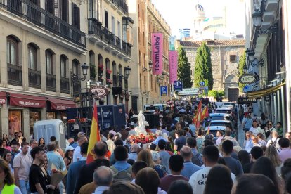 Cientos de personas recorrieron el centro de Madrid en el Rosario por la Juventud.