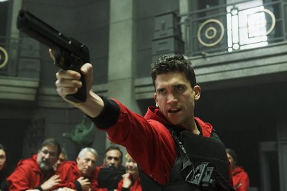 Jaime Lorente interpretando a Denver en La casa de papel.