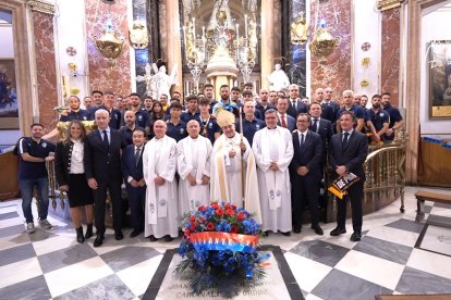 El Levante, ante la Virgen de los Desamparados.