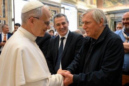 León XIV saluda a algunos de los participantes en el encuentro sobre la paz.