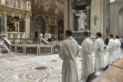En la imagen, los diáconos que serán ordenados, durante una vigilia de oración celebrada este viernes en la basílica de San Juan de Letrán.