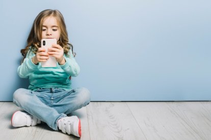 Una niña con un móvil.
