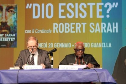 El cardenal Sarah, durante una de las presentaciones de su último libro, "¿Dios existe?".