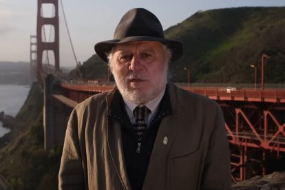 José Luis López-Linares, junto al Golden Gate, en la bahía de San Francisco, ciudad fundada por Fray Junípero Serra.