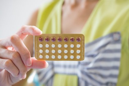Una mujer con pastillas.