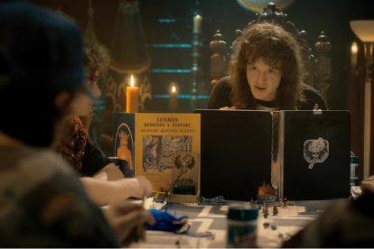 Eddie Munson, el amigo gamberro de los chicos de Stranger Things, tras su pantalla de Dungeon Master, juega a D&D