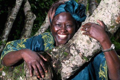 Wangari Maathai, primera mujer doctorada en África Oriental, católica, Premio Nobel de la Paz, política ecologista