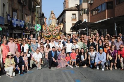 Los feligreses de Castillo de Bayuela (Toledo) con su patrona la Virgen del Castillo.