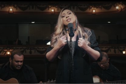 Juliana de Paula canta al Espíritu Santo en portugués con Cançao Nova