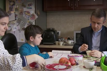 Un párroco grecocatólico rumano, con su esposa e hijo, en el documental de Pueblo de Dios de 2023