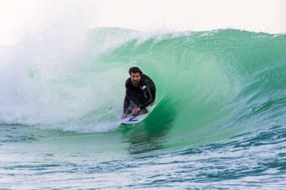 Liam Ryan, el sacerdote del Camino Neocatecumenal, surfeando la ola.