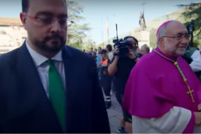 El presidente Barbón, de Asturias, y el arzobispo Sanz Montes, en la Misa de Covadonga de 2023, la última juntos