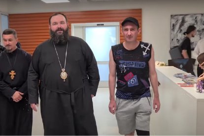 El obispo grecocatólico Petro Loza en el centro de prótesis Superhumans de Leópolis, con soldados en rehabilitación