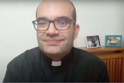Antonio María Domenech, popular sacerdote youtuber, conocido en Red de Redes, habla de arrodillarse en la consagración