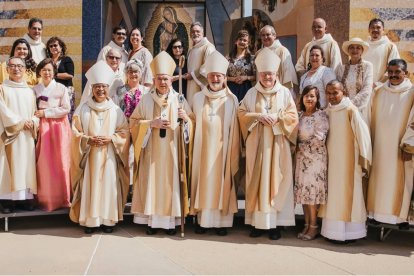 El arzobispo José Gómez de Los Ángeles en 2020 con diáconos recién ordenados y sus esposas, de distintas culturas y orígenes