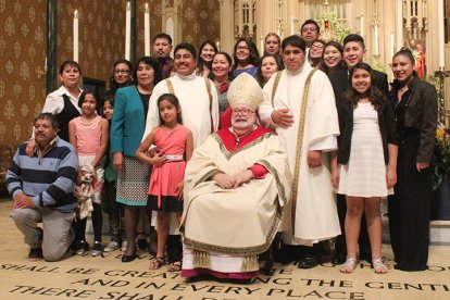 El obispo Jenky, de Peoria (EEUU) con dos diáconos, Guadalupe y Faustino Lopez y sus esposas y parientes; son hermanos de sangre, de Cursillos y de Pastoral Hispana.