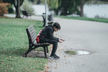 Muchos niños y adolescentes crecen solos, sin afecto o sin tiempo familiar, y enganchados a las redes como ficticio paliativo de la soledad.