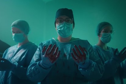 Captura del polémico e inspirador clip de "Obrigado Mãe!", el tema provida que parece "incancelable" pese a las campañas de acoso.