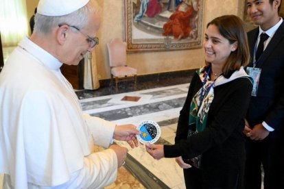 León XIV recibió el 16 de junio a los participantes en la Escuela de Verano del Observatorio Vaticano. En la imagen, recibe un recuerdo del Instituto de Astrofísica de Canarias.