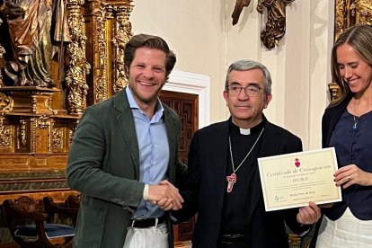 El arzobispo Luis Argüello con impulsores de His Way at Work y un certificado de consagración al Sagrado Corazón en Valladolid