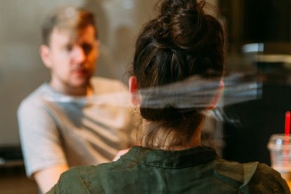 Un hombre y una mujer hablan.