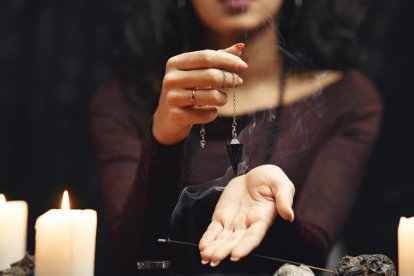 Una mujer practicando brujería y adivinación.