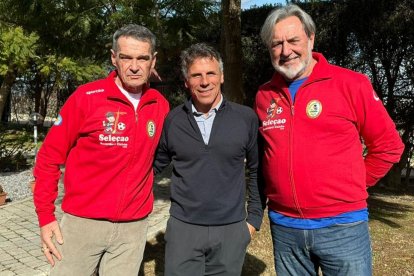 En el centro de la foto, Gianfranco Zola. Le flanquean Fabrizio Maiello, con la indumentaria de la Seleçao Internazionale Sacerdoti Calcio (la selección italiana de fùtbol de sacerdotes), para la que fue seleccionado por el entrenador, Moreno Buccianti (a la derecha en la foto).
