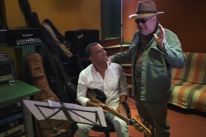 César Hidalgo, de pie con su habitual sombrero, mezcló folk y rock y luego lo alimentó con letras de fe y vida