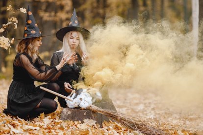 Dos chicas disfrazadas de brujas.