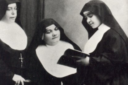 Sor Eusebia Palomino, a la derecha de la foto, lee un libro ante dos de sus compañeras de orden.