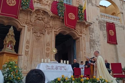 Munilla consagrando la diócesis al Sagrado Corazón.