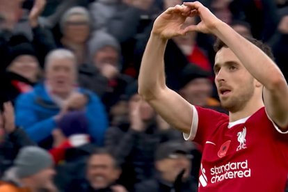 Diogo Jota hace un corazón hacia la grada, presumiblemente a su esposa, tras meter un gol con el Liverpool.