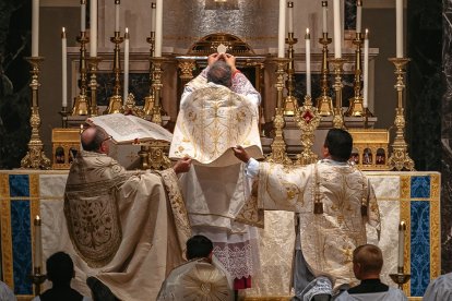 Un sacerdote celebrando misa tradicional.