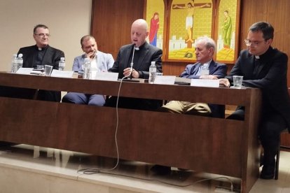 'Mirarán al que traspasaron. Historia de la espiritualidad del Corazón de Cristo' se presentó el 18 de junio en la parroquia del Buen Suceso de Madrid. De izquierda a derecha en la foto: Pablo Cervera (coautor), José Francisco Serrano Oceja, Manuel Vargas, Miguel Ángel Velasco y Javier Pueyo (coautor).